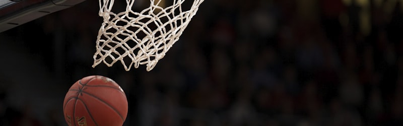 篮球运动员扣篮的精彩瞬间