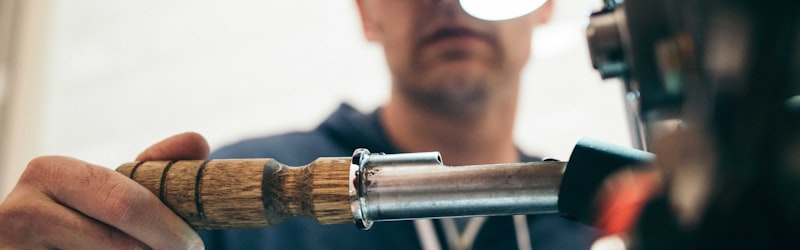 电竞选手在比赛现场专注操作键盘鼠标