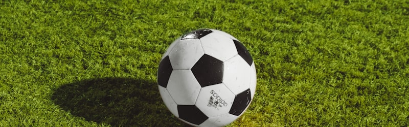 足球运动员在绿茵场上激烈拼抢的瞬间